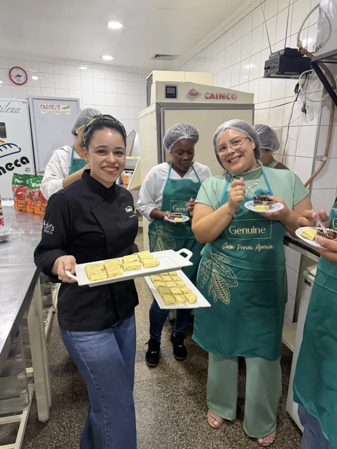 Participantes provando os doces prontos