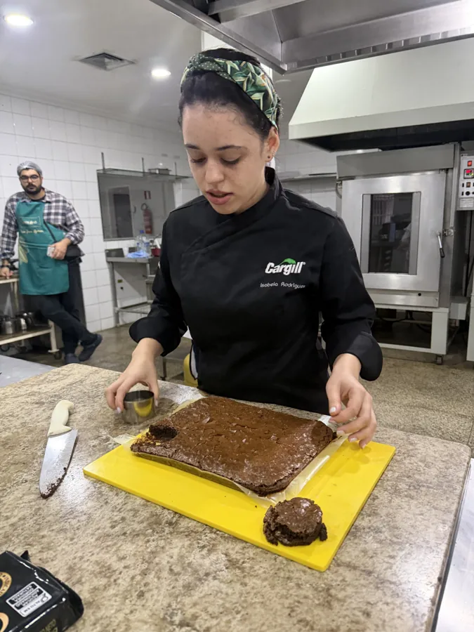 Corte do doce pronto sobre a tábua