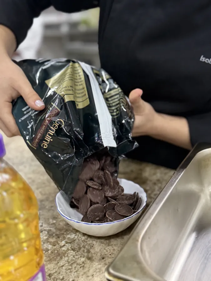 Gotas de chocolate Genuine sendo despejadas na tigela