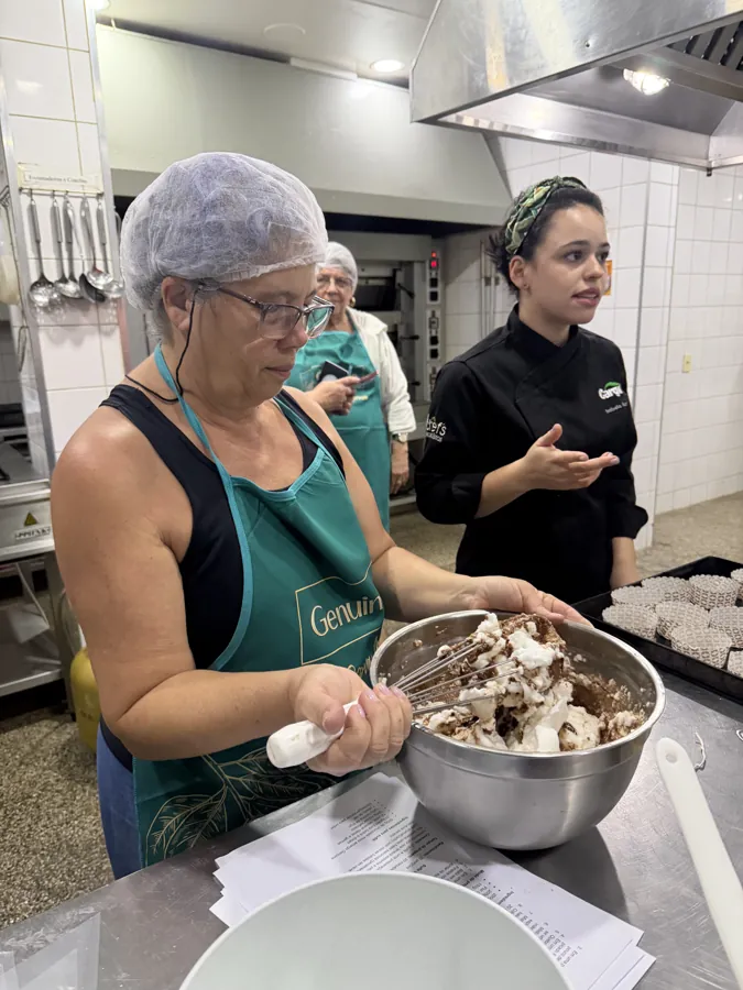Participante mexendo a massa na bancada