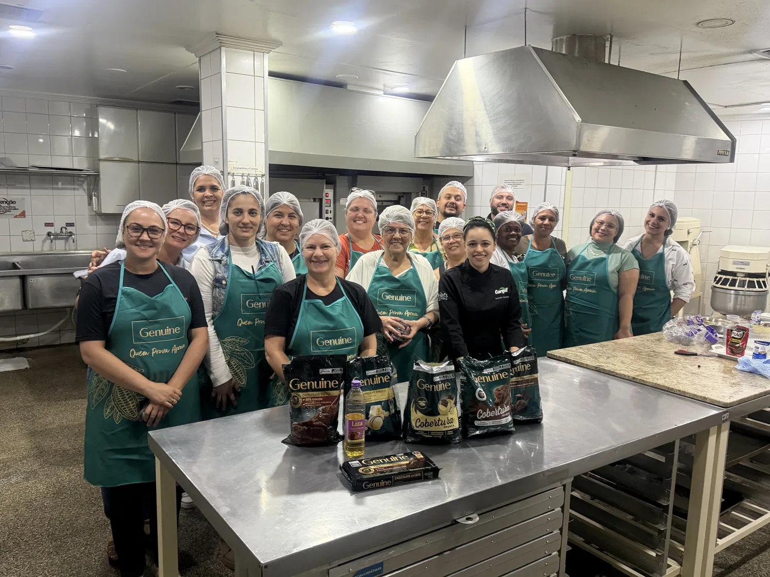 Participantes do Workshop de Confeitaria reunidos na cozinha do Centro Técnico