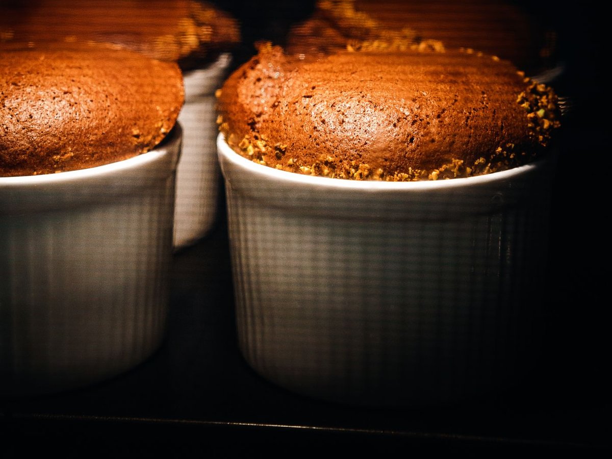 Suflê de chocolate com crumble de cacau