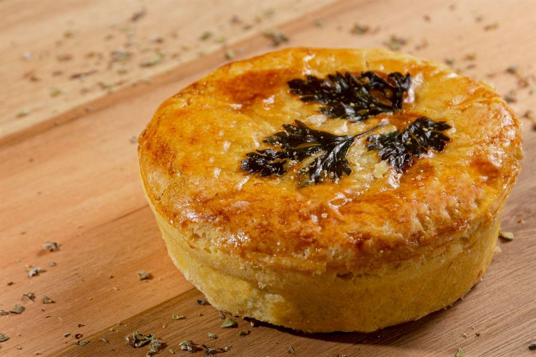 Empadão cremoso com molho de mel apimentado